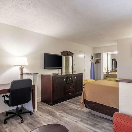 Econo Lodge Inn & Suites Macon Exterior photo
