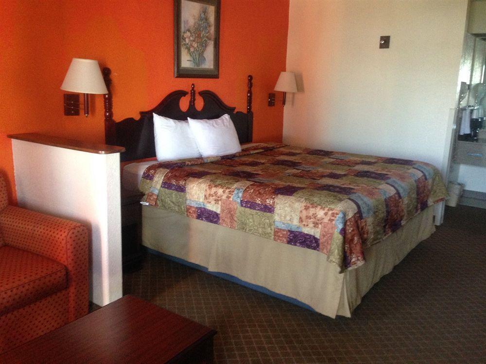 Econo Lodge Inn & Suites Macon Exterior photo