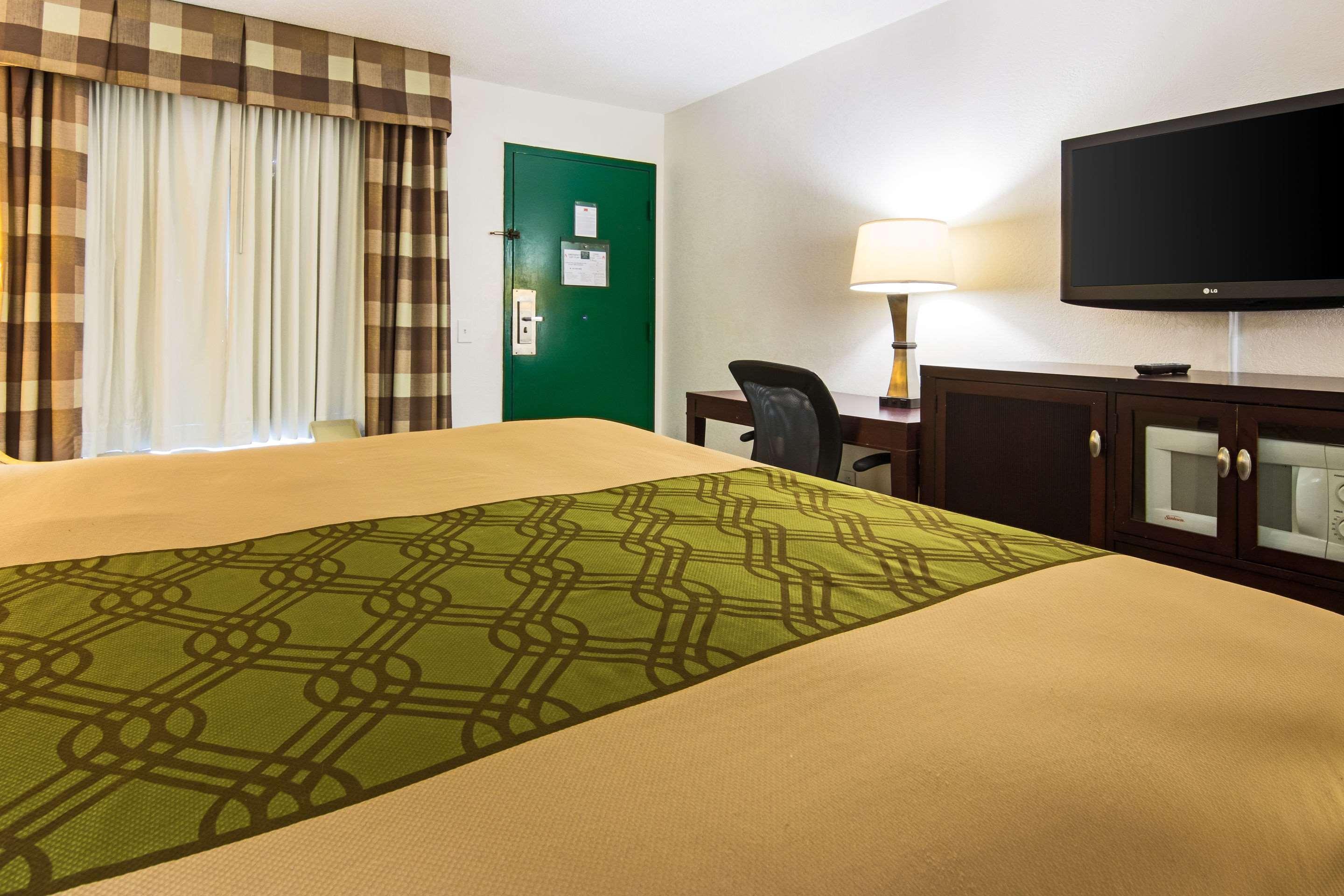 Econo Lodge Inn & Suites Macon Exterior photo