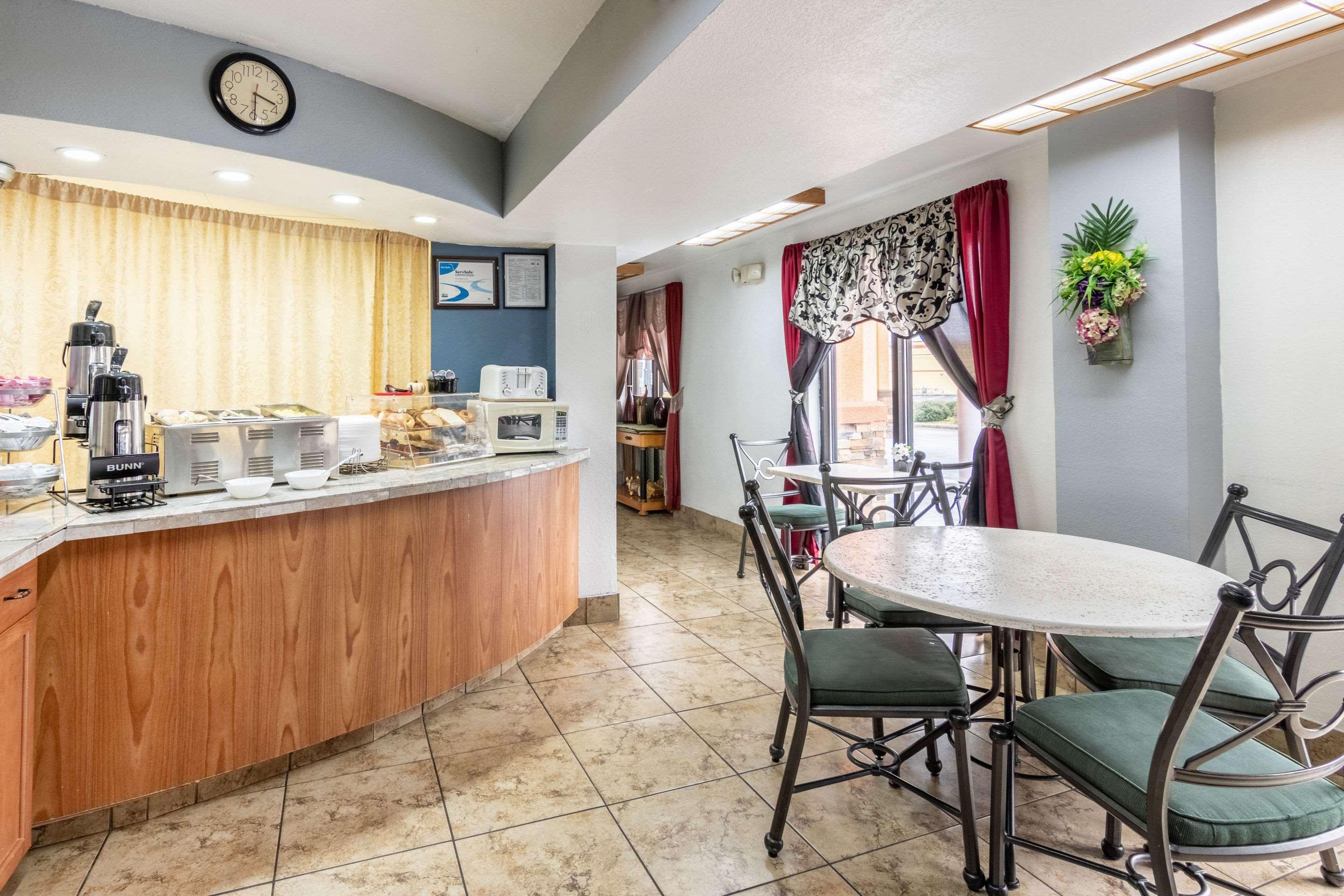 Econo Lodge Inn & Suites Macon Exterior photo