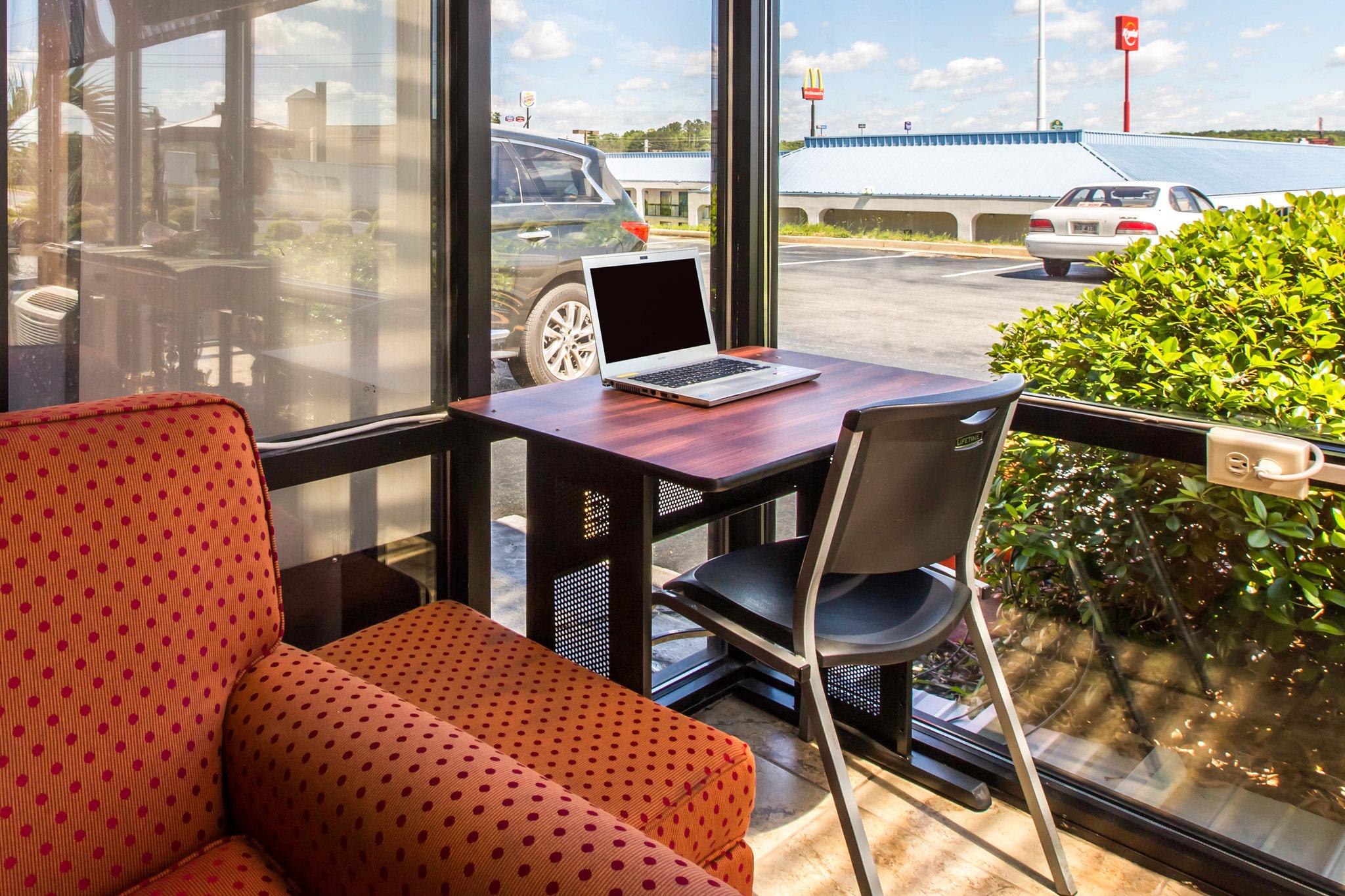 Econo Lodge Inn & Suites Macon Exterior photo