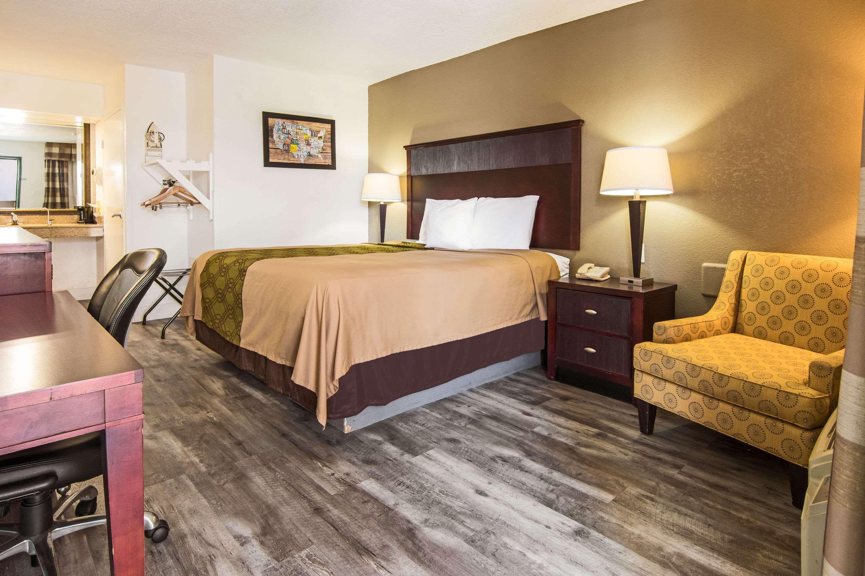 Econo Lodge Inn & Suites Macon Exterior photo