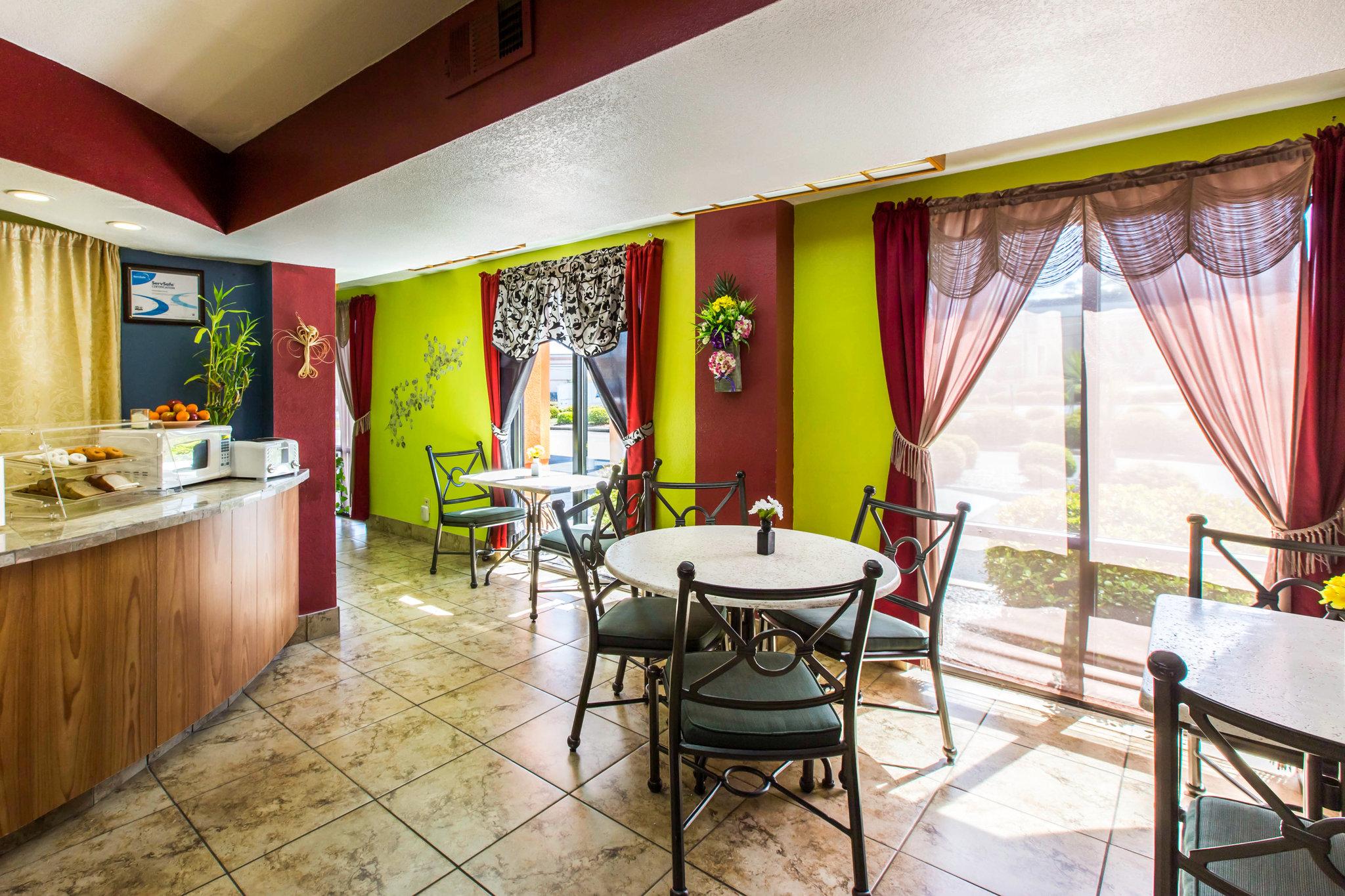 Econo Lodge Inn & Suites Macon Exterior photo