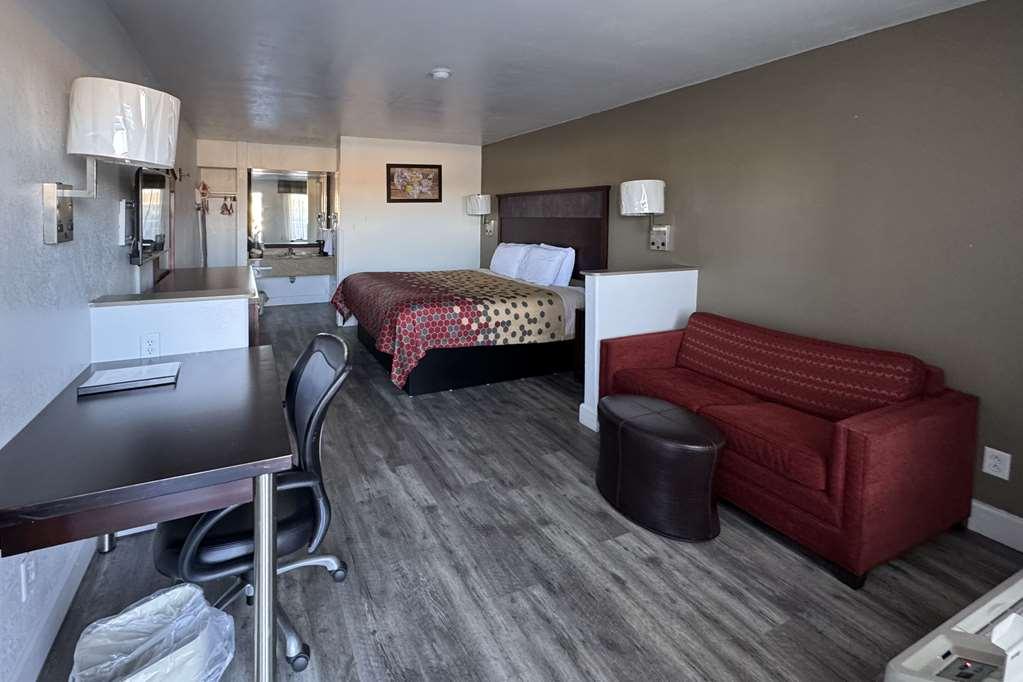 Econo Lodge Inn & Suites Macon Room photo