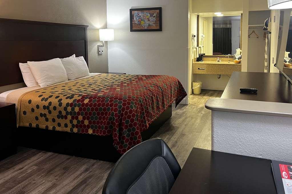 Econo Lodge Inn & Suites Macon Room photo