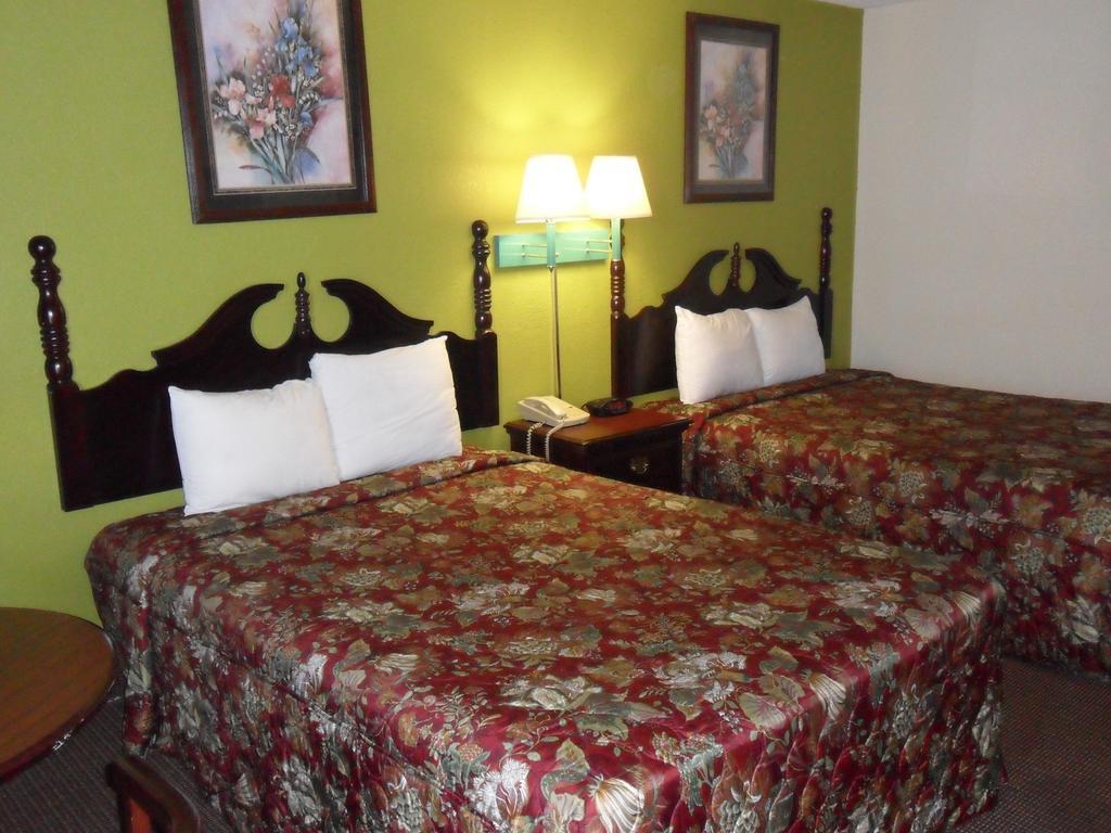Econo Lodge Inn & Suites Macon Room photo