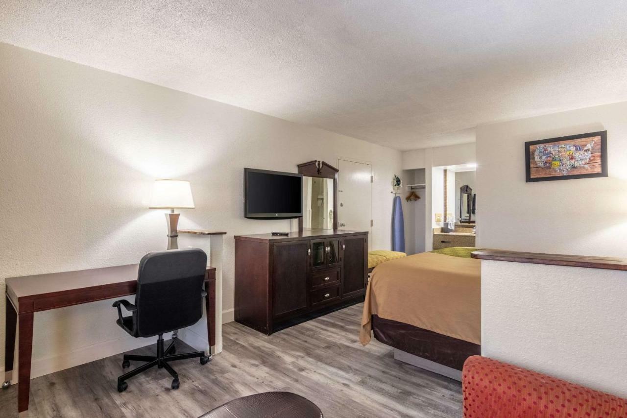 Econo Lodge Inn & Suites Macon Exterior photo
